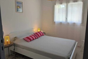 Tabla de planchar con plancha, internet y ropa de cama 