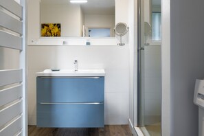 Douche, sèche-cheveux, serviettes fournies