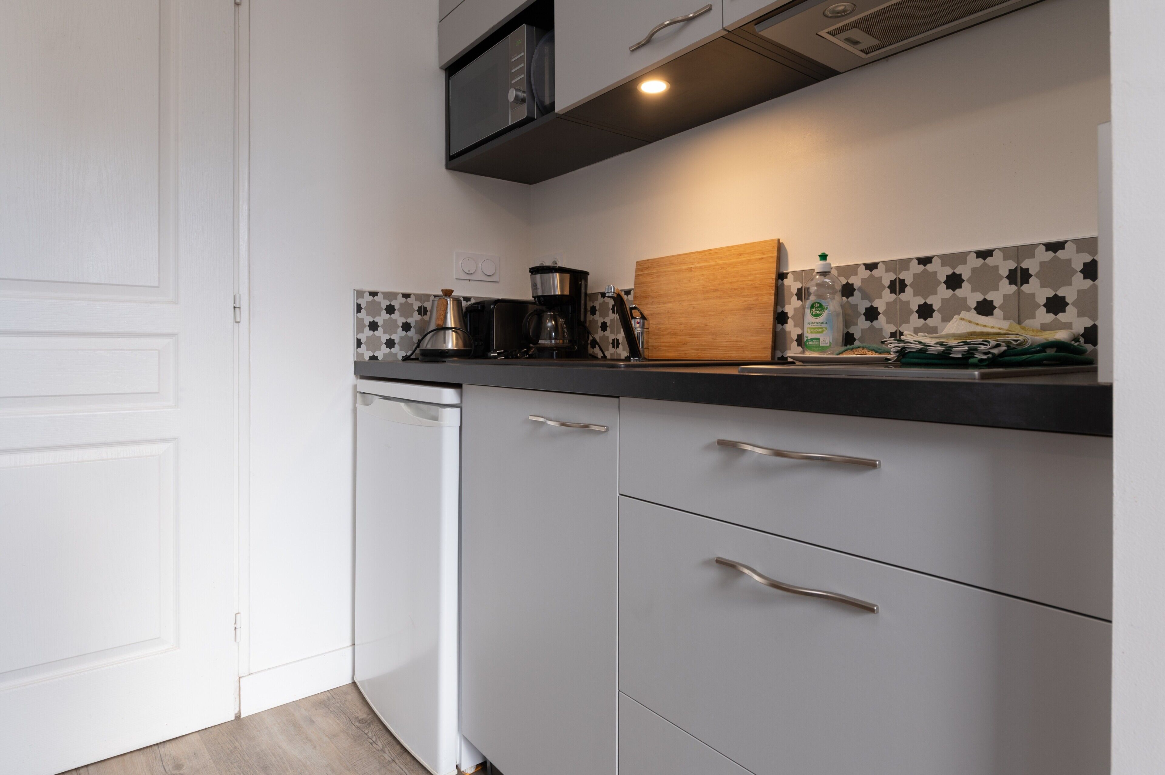 Kühlschrank, Mikrowelle, Herdplatte, Wasserkocher mit Kaffee-/Teezubehör