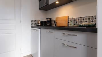 Kühlschrank, Mikrowelle, Herdplatte, Wasserkocher mit Kaffee-/Teezubehör