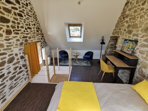 Iron/ironing board, WiFi, bed sheets - Gite des Ajoncs – Romantic Duplex in the Heart of Pays d'Auray (Pluneret)