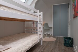 Tabla de planchar con plancha, wifi y ropa de cama 