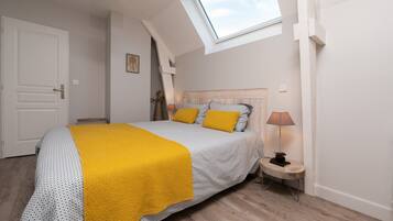 Tabla de planchar con plancha, wifi y ropa de cama