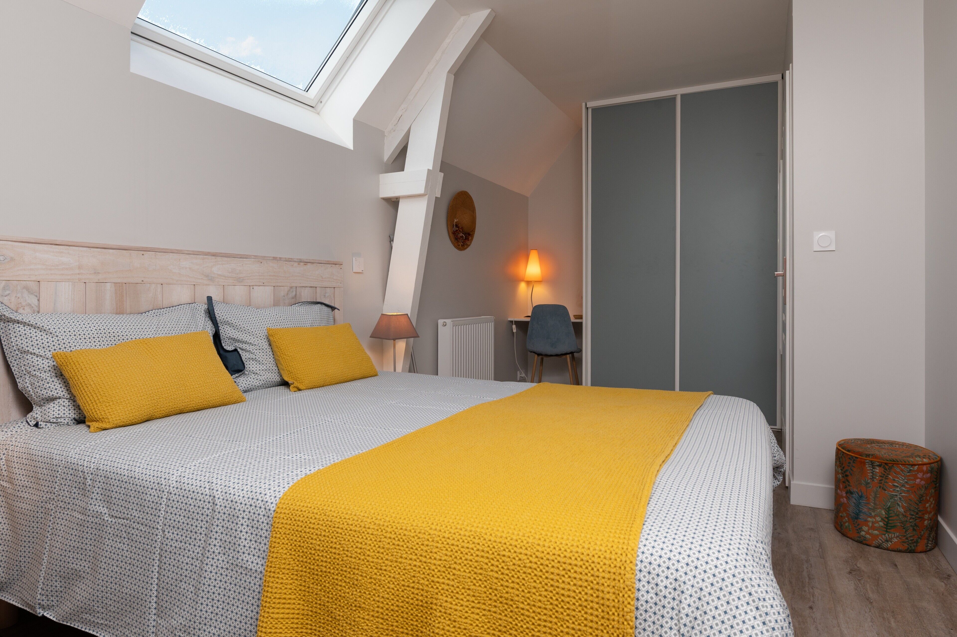 Tabla de planchar con plancha, wifi y ropa de cama 