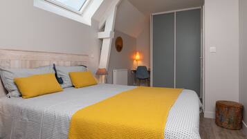 Tabla de planchar con plancha, wifi y ropa de cama