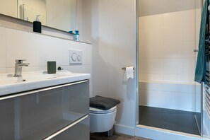 Regadera, secadora de cabello, toallas 