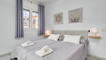 Een strijkplank/strijkijzer, wifi, beddengoed