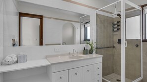 Shower, hair dryer - Sea Gazza - Welsh Street 12 (Bermagui)