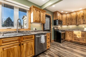 Fridge, microwave, oven, stovetop - 3 Bedroom, Cozy Home at ACL (Apple River)