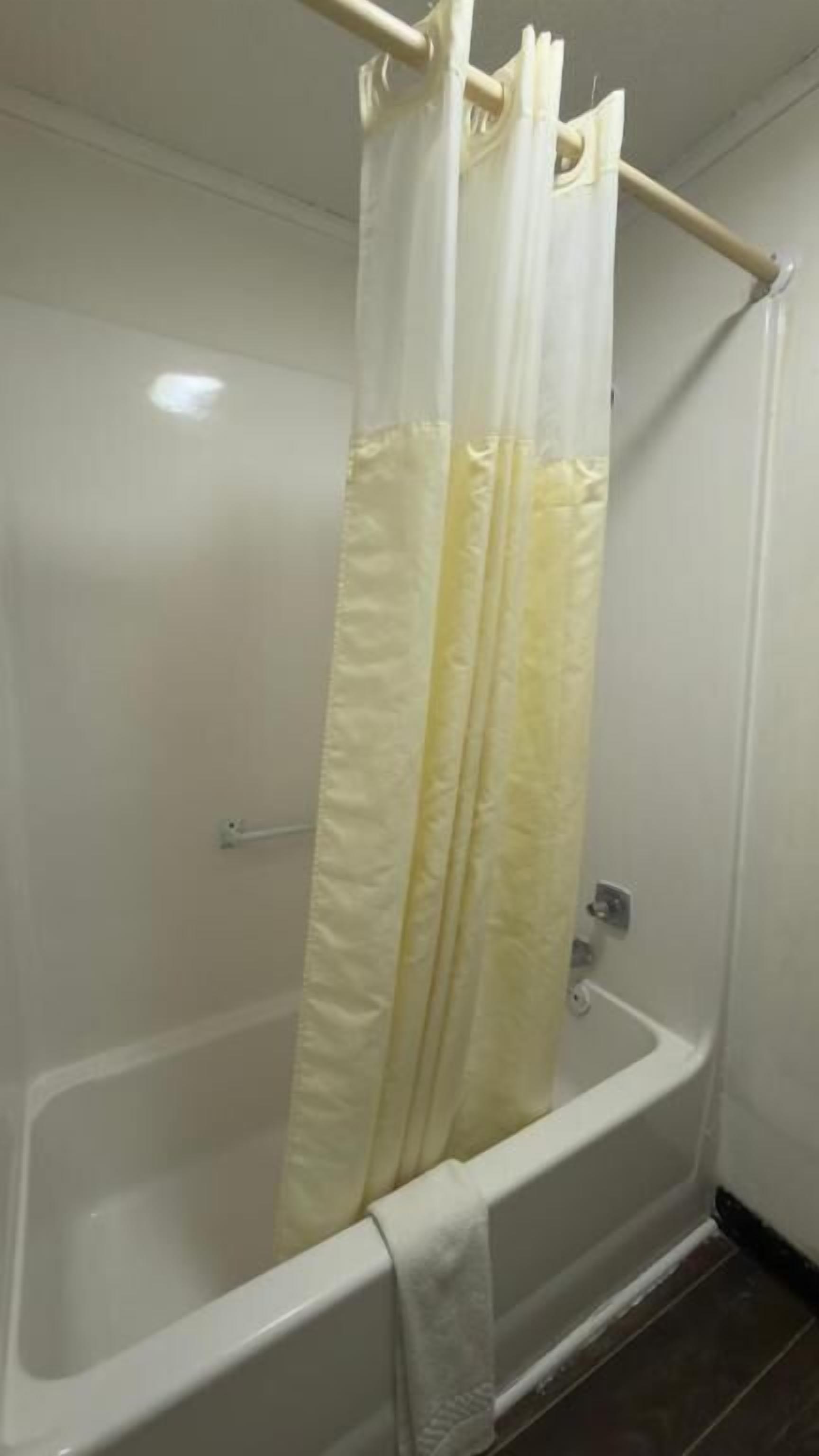 Bathtub, handuk, sabun, dan sampo