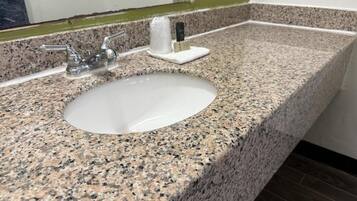 Bañera, toallas, jabón, shampoo