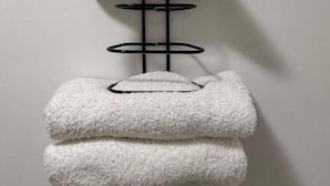 Un perchero de pared con varios niveles.