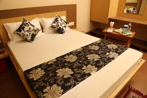Deluxe Room | Desk - Hotel Ambika (Abu Road)