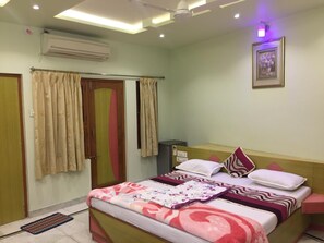 Superior Room | Desk - Hotel Ambika (Abu Road)