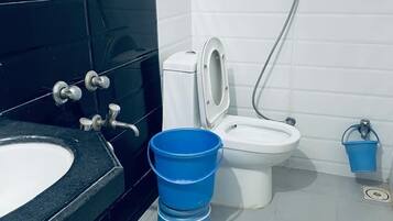 Deluxe Room | Bathroom | Shower, towels, soap, shampoo