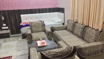 Una sala de estar con un sofá, sillones y una mesa de centro.