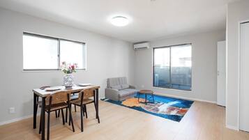 Villa, flere senger, balkong, byutsikt | Spiseområde på rommet