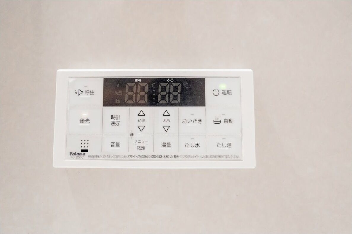 A control panel with Japanese text and symbols, likely for a heating or ventilation system.
