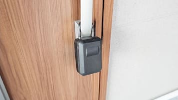 Una puerta con un picaporte negro y una tubería blanca.