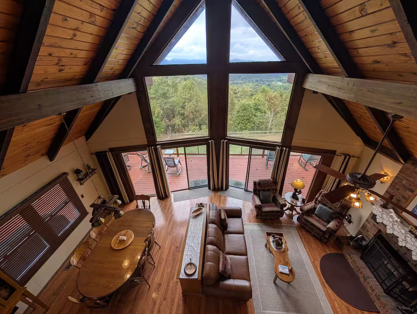 Smart TV, fireplace, ping pong, books