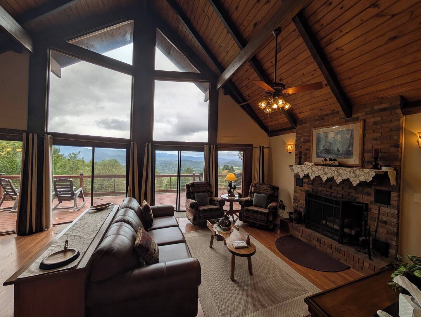 Smart TV, fireplace, ping pong, books