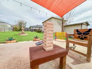 Outdoor dining - Spacious 4br 2half 5bh  Family Fun Huge Yard (San Antonio)