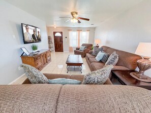 Living area - Spacious 4br 2half 5bh  Family Fun Huge Yard (San Antonio)
