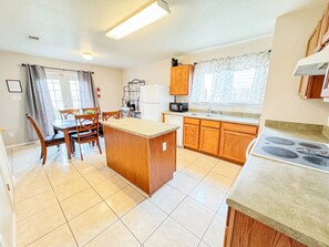 Private kitchen - Spacious 4br 2half 5bh  Family Fun Huge Yard (San Antonio)