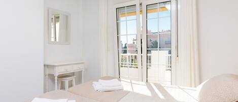 2 habitaciones, tabla de planchar con plancha, wifi y ropa de cama