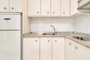 Kjøleskap, mikrobølgeovn, kokeplater og kaffetrakter/tekoker