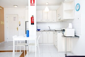 Réfrigérateur, micro-ondes, plaque de cuisson, cafetière/bouilloire