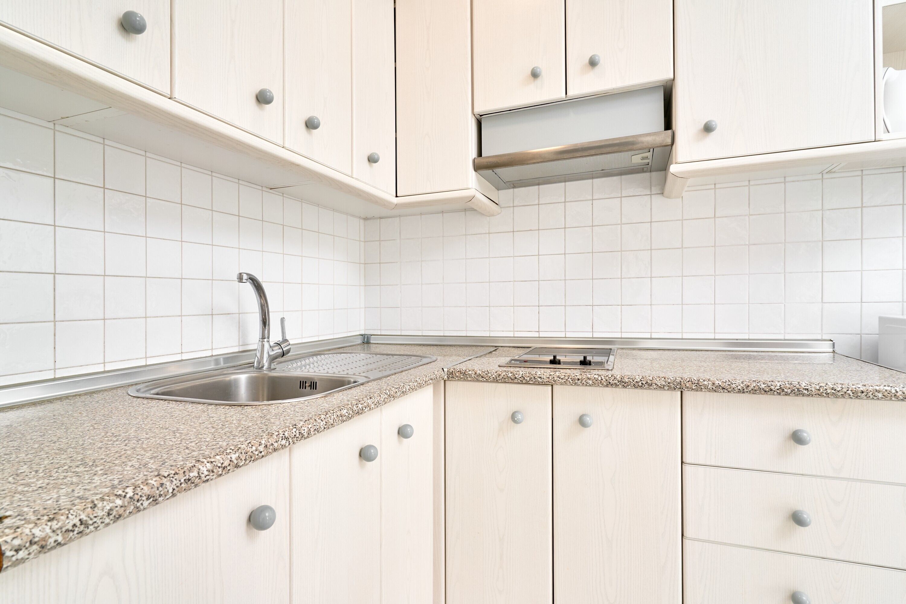 Kylskåp, mikrovågsugn, spishäll och kaffe- och tebryggare