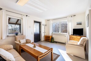 Een televisie en een tafeltennistafel