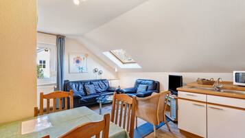 Een televisie en een tafeltennistafel