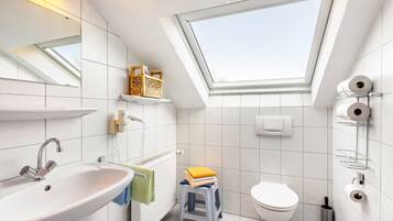 Douche, sĂšche-cheveux, serviettes fournies