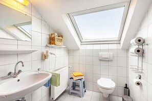 Shower, hair dryer, towels - Apartment "Erle" with Shared Garden and Wi-Fi (Olsberg)