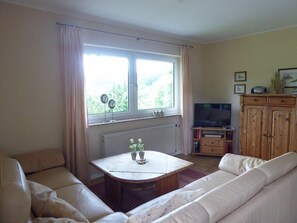 Fernseher, Tischtennisplatte