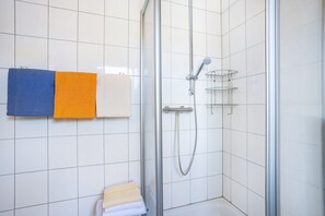 Douche, sèche-cheveux, serviettes fournies