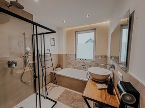 Séchoir à cheveux, serviettes fournies, savon, papier de toilette