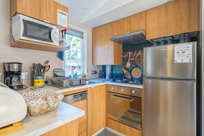 Kylskåp, mikrovågsugn, ugn och spishäll