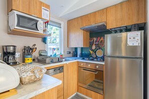 Kjøleskap, mikrobølgeovn, ovn og kokeplater