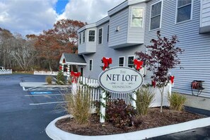 Property grounds - The Compass Suite - Only 5 Minutes to Downtown Mystic, CT (Stonington)