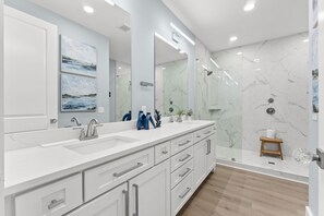 Shower, towels - 🏖️Walk to Beach-Great Location-4BR-The Tempest🏖️ (Panama City Beach)