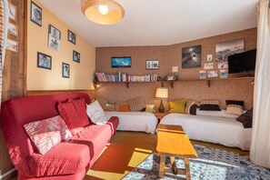 Een televisie en een stereo