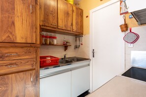 Een koelkast, een magnetron, een oven, een kookplaat