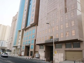 A hotel with a modern facade, multiple floors, and a prominent entrance. - Meezab Alkher Hotel (Makkah)