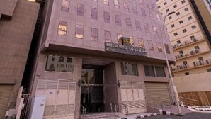 A tall hotel building with a modern design, featuring a prominent entrance and multiple windows. - Meezab Alkher Hotel (Makkah)