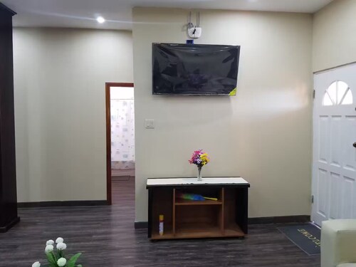 Lovely 2-bedroom rental unit with free parking - 1