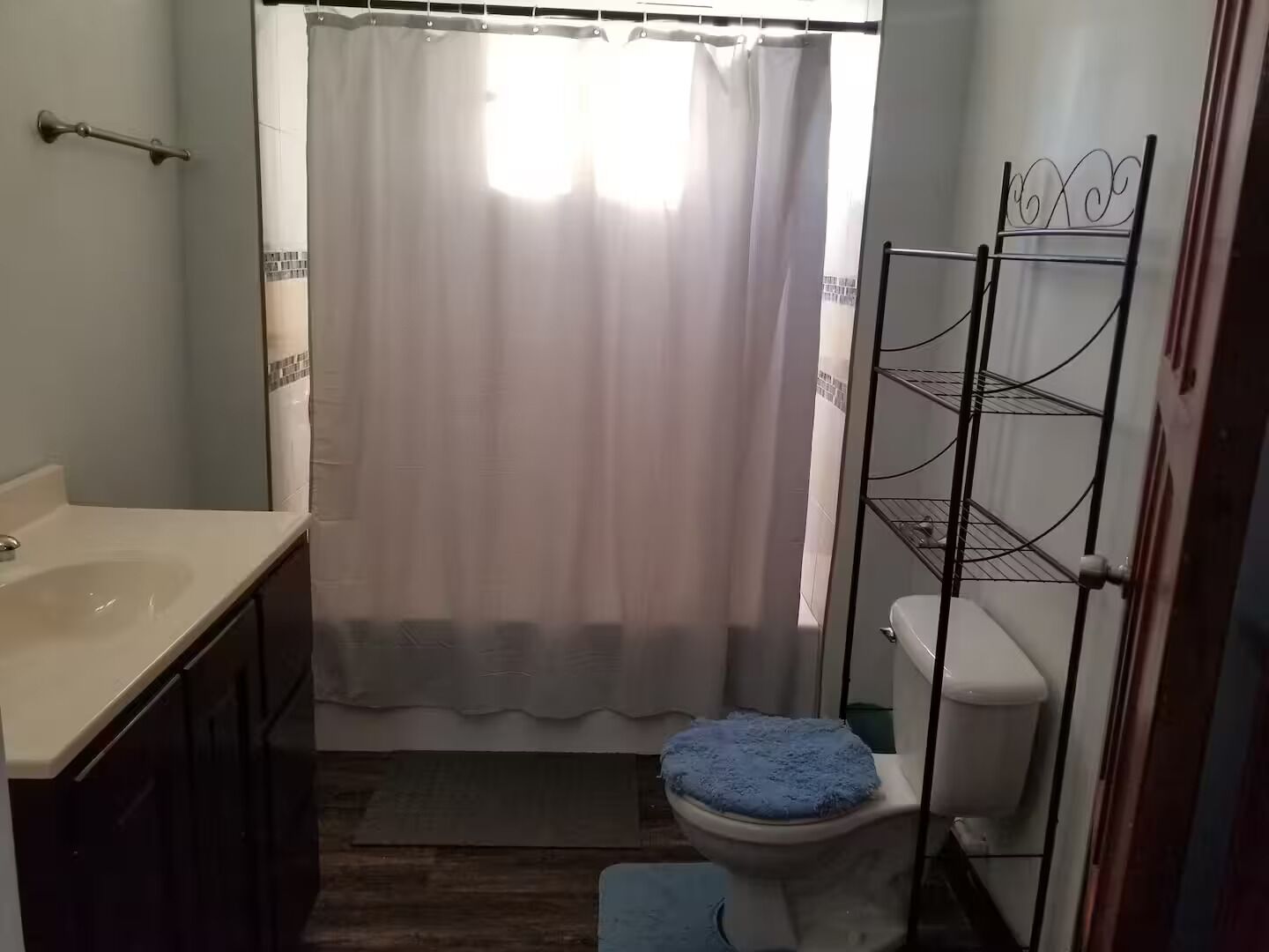 Sèche-cheveux, serviettes fournies, savon, papier toilette