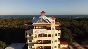 Un edificio de varios pisos con una torre destacada y un cartel que dice "Royal Apartments View Plus".